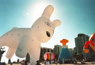Illustration for article titled Alien Balloon Creatures Invade Miami Beach